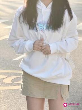 春天短裙怎么搭配上衣