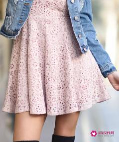 春天短裙怎么搭配上衣