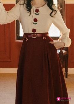 春天短裙怎么搭配上衣