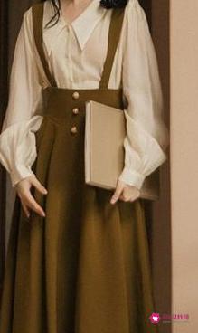 春天短裙怎么搭配上衣