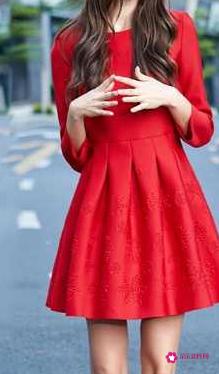 红色裙子如何搭配