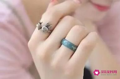 女士戴戒指的正确戴法