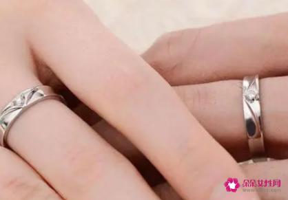 女士戴戒指的正确戴法