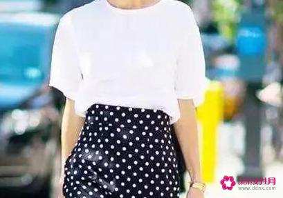 如何穿搭配衣服