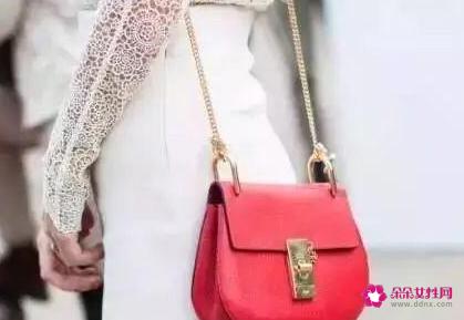 如何穿搭配衣服