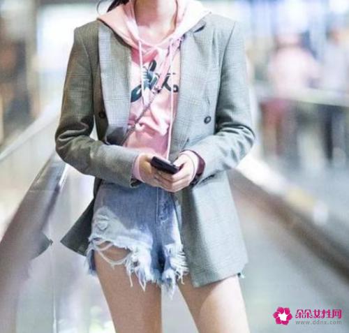 牛仔短裤搭配方法