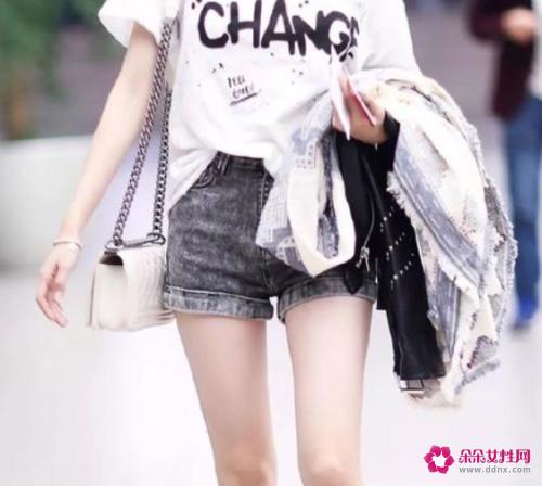 牛仔短裤搭配方法