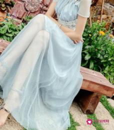 穿什么颜色的衣服显白女生