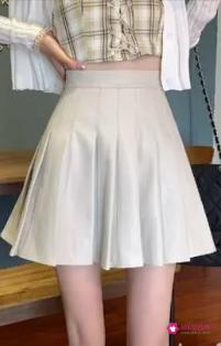 吊带裙里边还用穿内衣吗