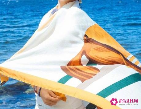 长条丝巾的各种系法图解