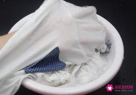 衣服染上别的颜色怎么洗掉