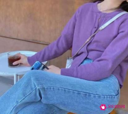 浅蓝色牛仔裤经典的搭配