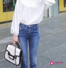 浅蓝色牛仔裤经典的搭配