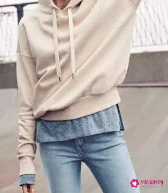 浅蓝色牛仔裤经典的搭配