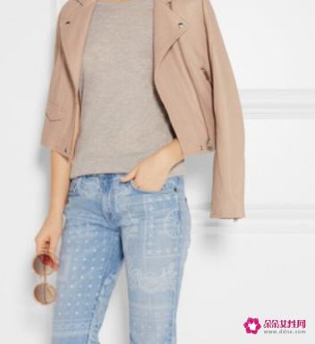 浅蓝色牛仔裤经典的搭配