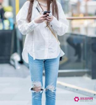 浅蓝色牛仔裤经典的搭配