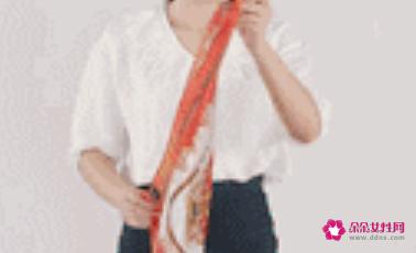 小方丝巾的18种系法视频