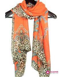 大方巾披肩的系法图解