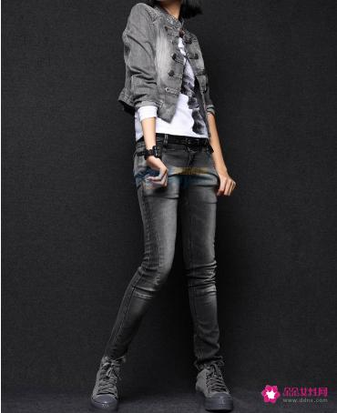 牛仔外套搭配什么裤子好看