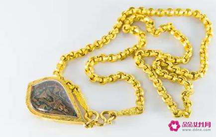 黄金小裙子项链的寓意