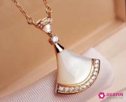 黄金小裙子项链的寓意