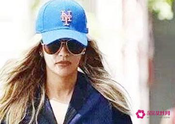 鸭舌帽搭配什么衣服显得好看