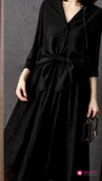 黑色上衣配什么颜色裤子好看