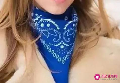小方巾怎么系好看