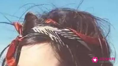 小方巾怎么系好看