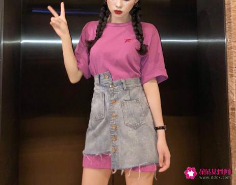 牛仔裙裤配什么上衣