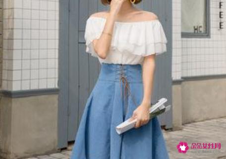 牛仔裙裤配什么上衣