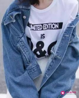 蓝色t恤怎么搭配