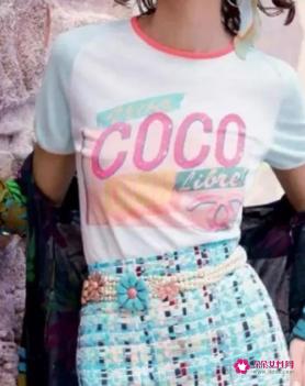 蓝色t恤怎么搭配