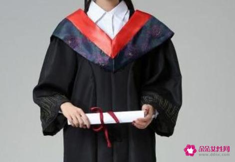 学士服怎么穿