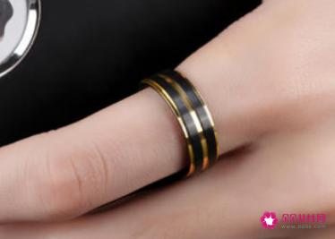 男人戴戒指的正确方法