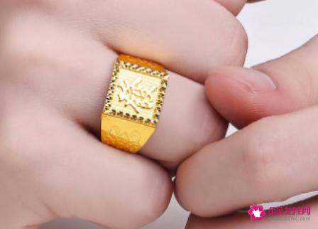 男人戴戒指的正确方法