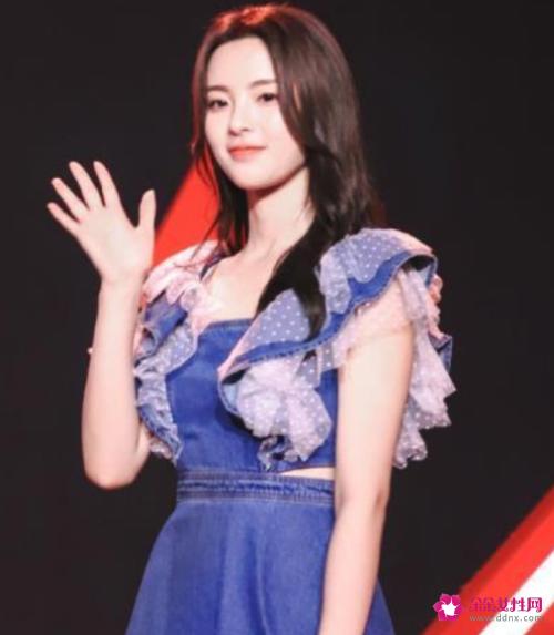 张若昀红毯造型服装造型大胆另类