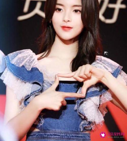 张若昀红毯造型服装造型大胆另类