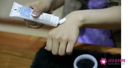 玉镯子的正确戴法