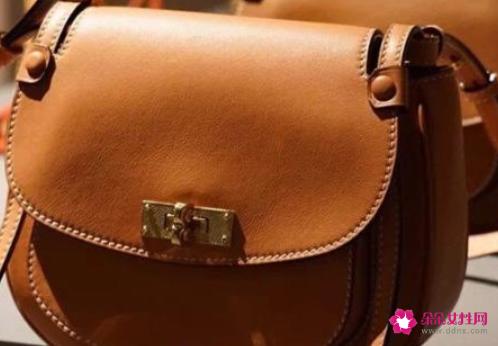 来看看包包的时尚搭配