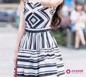 抹胸裙怎么搭配好看