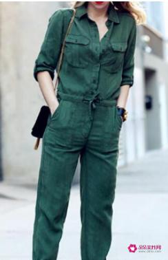 连体裤怎么搭配好看