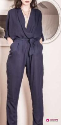 连体裤怎么搭配好看