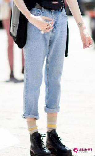 高帮鞋如何搭配裤子