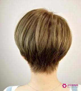 最显年轻烫女短发图