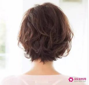 最显年轻烫女短发图