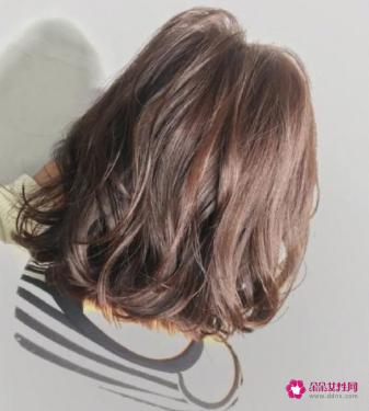 最显年轻烫女短发图