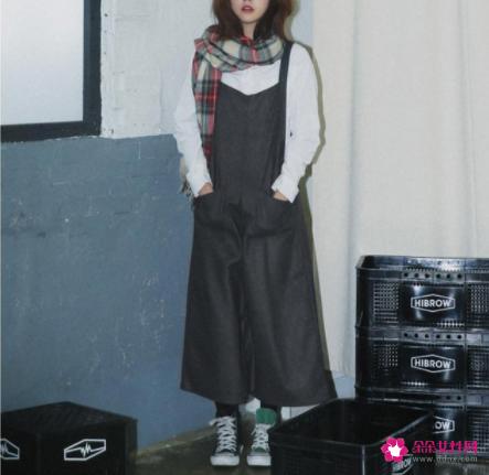 初秋季节镂空针织衫让你不美都不行