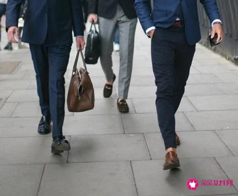 休闲西装可以搭什么鞋