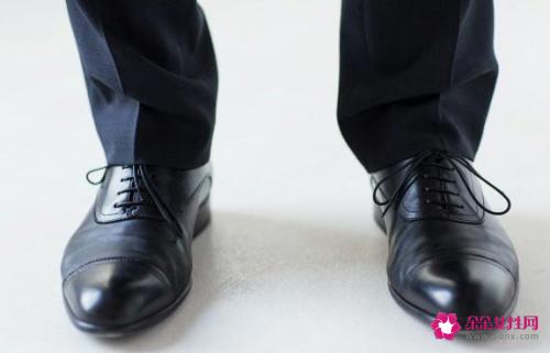 休闲西装可以搭什么鞋